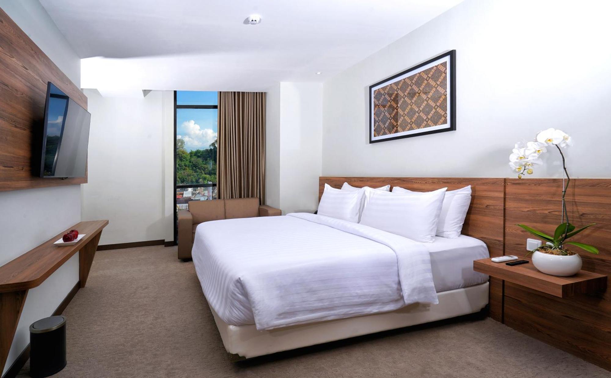 Hotel Aston Pandanaran 4*